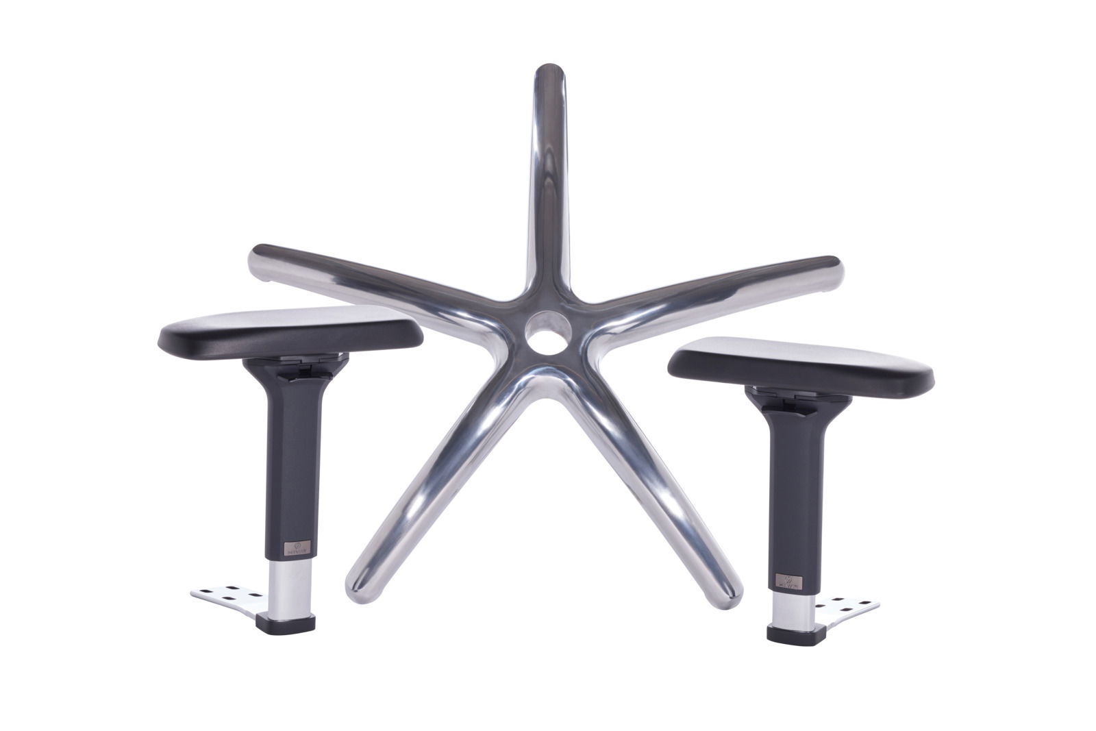 Perspektive von vorne auf die Basis und Armlehnen eines Gaming Stuhls, mit einem glänzenden Metallfuß und schwarzen Armlehnen.