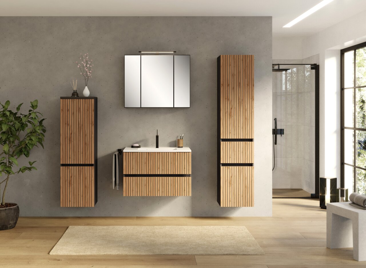 Moderner Badezimmer-Hochschrank aus Holz mit vertikalen Streifen, frontal betrachtet, neben einem Waschbecken und einem Spiegel.