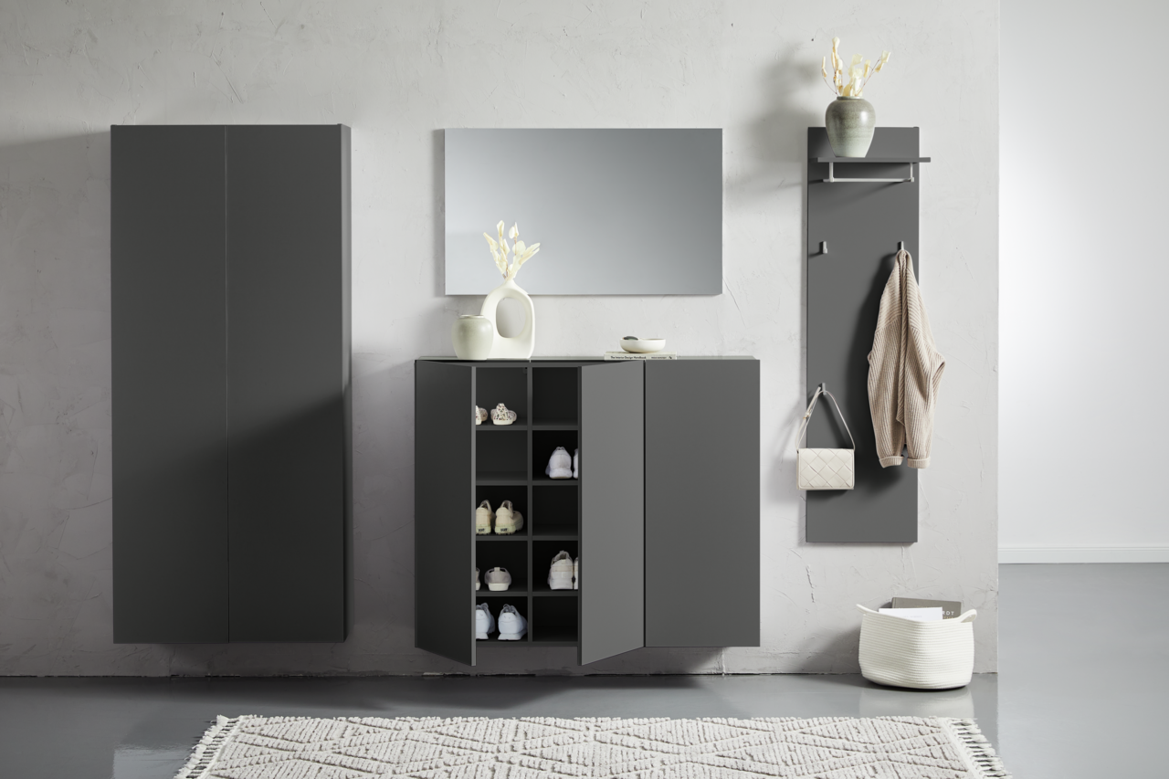 Moderne Garderobenkombination in dunklem Grau mit Schuhschrank, Spiegel und Wandpaneel, frontal betrachtet.