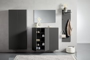 Moderne Garderobenkombination in dunklem Grau mit Schuhschrank, Spiegel und Wandpaneel, frontal betrachtet.