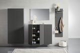 Moderne Garderobenkombination in dunklem Grau mit Schuhschrank, Spiegel und Wandpaneel, frontal betrachtet.