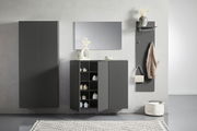 Moderne Garderobenkombination in dunklem Grau mit Schuhschrank, Spiegel und Wandpaneel, frontal betrachtet.