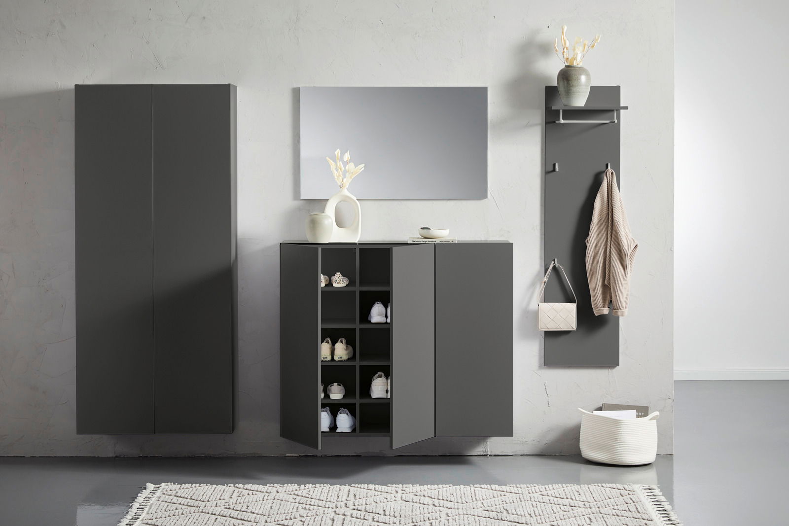 Moderne Garderobenkombination in dunklem Grau mit Schuhschrank, Spiegel und Wandpaneel, frontal betrachtet.