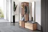 Moderne Garderobe aus Holz mit Spiegel, Kleiderhaken und Sitzbank, seitliche Perspektive