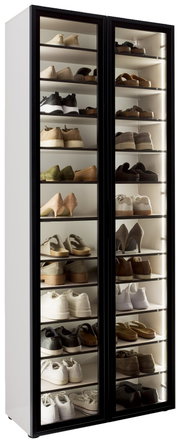 XL-Schuhschrank-Vitrine mit Glastüren, gefüllt mit verschiedenen Schuhen, seitliche Perspektive