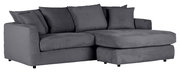 Graues Ecksofa mit mehreren Kissen, Perspektive von vorne links