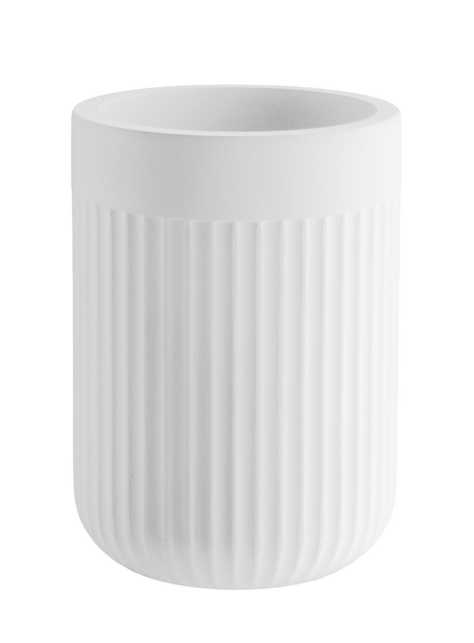 Weißer Zahnputzbecher mit geriffelter Oberfläche, seitliche Perspektive
