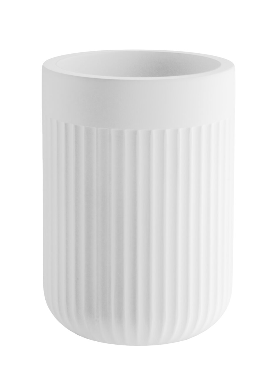 Weißer Zahnputzbecher mit geriffelter Oberfläche, seitliche Perspektive