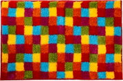 Bunter, flauschiger Teppich mit kariertem Muster in Rot, Gelb, Blau, Grün, Orange und Lila, Draufsicht von oben.