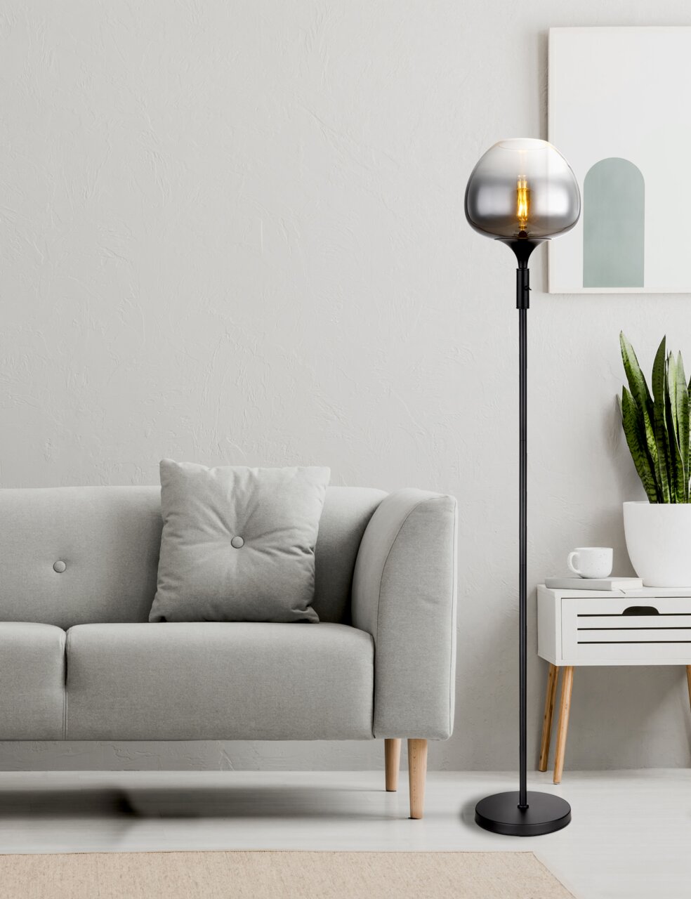 Moderne Stehleuchte mit rauchgrauem Glas in einem stilvollen Wohnzimmer, seitliche Perspektive.