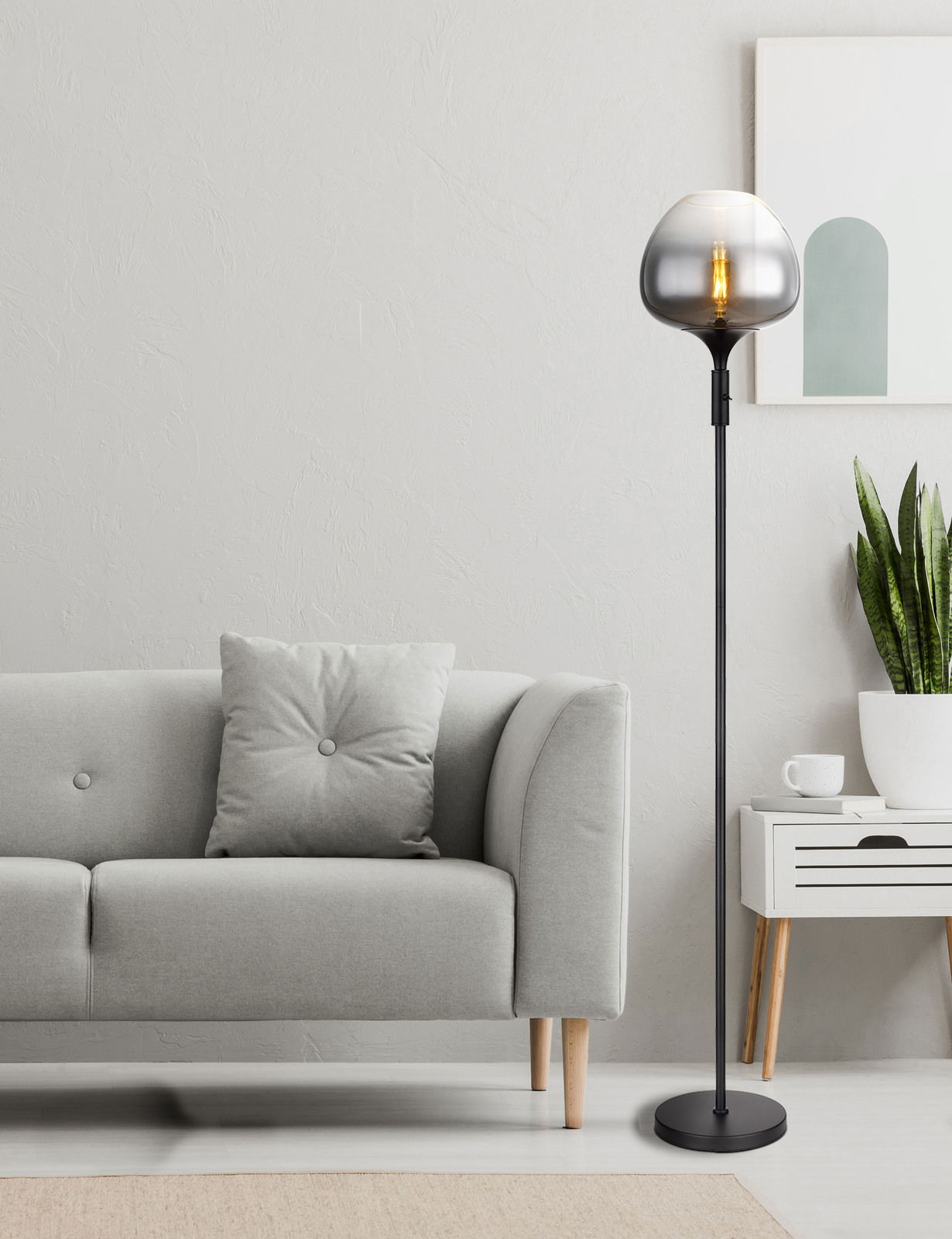 Moderne Stehleuchte mit rauchgrauem Glas in einem stilvollen Wohnzimmer, seitliche Perspektive.