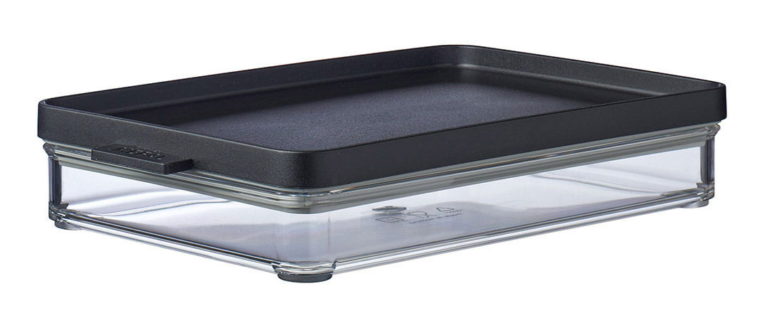 Rechteckige Kühlschrankdose mit schwarzem Deckel, seitliche Perspektive