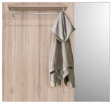 Garderobenkombination aus Holz mit Kleiderhaken und Spiegel, frontal betrachtet.