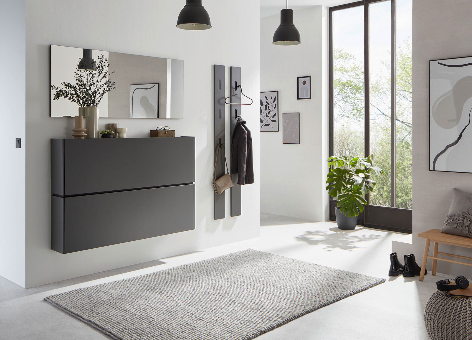 Moderner Hängeschuhschrank in einem hellen, stilvollen Flur mit Spiegel und Dekoration, seitliche Perspektive