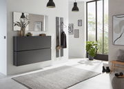 Moderner Hängeschuhschrank in einem hellen, stilvollen Flur mit Spiegel und Dekoration, seitliche Perspektive