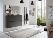 Moderner Hängeschuhschrank in einem hellen, stilvollen Flur mit Spiegel und Dekoration, seitliche Perspektive