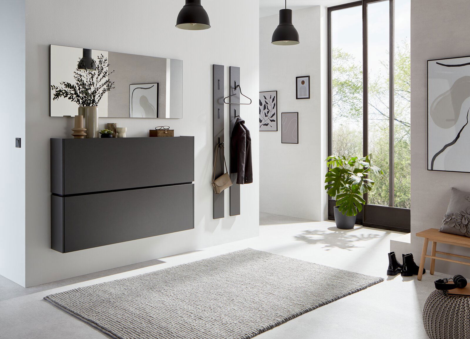 Moderner Hängeschuhschrank in einem hellen, stilvollen Flur mit Spiegel und Dekoration, seitliche Perspektive