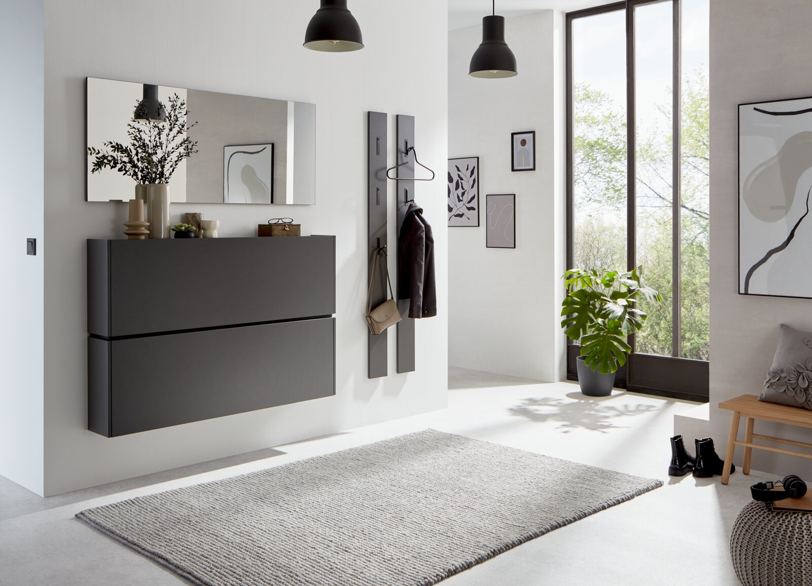 Voleo Hängeschuhschrank UNIQUE Moderner Hängeschuhschrank in einem hellen, stilvollen Flur mit Spiegel und Dekoration, seitliche Perspektive