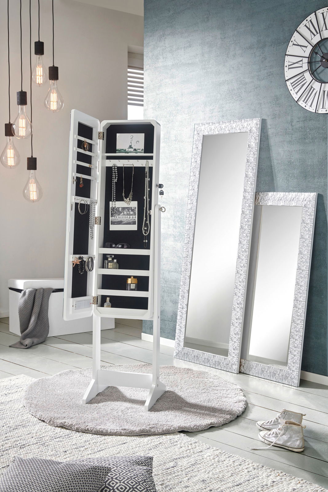 LED-Schmuckstandspiegel in einem modernen Raum, geöffnet, um Schmuck und Accessoires zu zeigen, mit einer frontalen Perspektive.