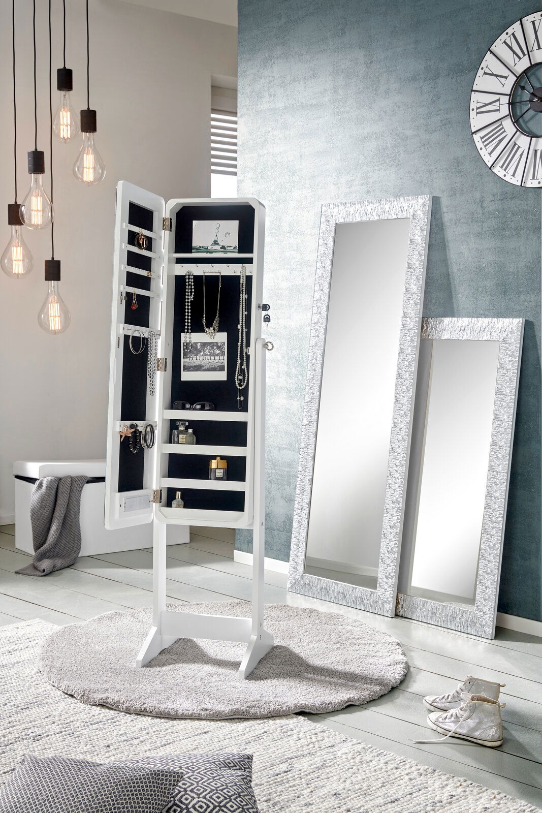 Landscape LED-Schmuckstandspiegel LUNA LED-Schmuckstandspiegel in einem modernen Raum, geöffnet, um Schmuck und Accessoires zu zeigen, mit einer frontalen Perspektive.