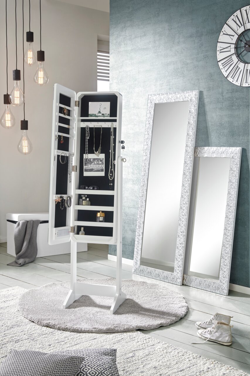 Landscape LED-Schmuckstandspiegel LUNA LED-Schmuckstandspiegel in einem modernen Raum, geöffnet, um Schmuck und Accessoires zu zeigen, mit einer frontalen Perspektive.