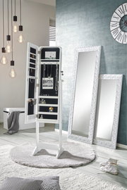 LED-Schmuckstandspiegel in einem modernen Raum, geöffnet, um Schmuck und Accessoires zu zeigen, mit einer frontalen Perspektive.