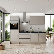 Moderne Küchenzeile mit integriertem Backofen, Dunstabzugshaube und Spüle, seitliche Perspektive mit Blick auf große Fenster und viel Tageslicht.