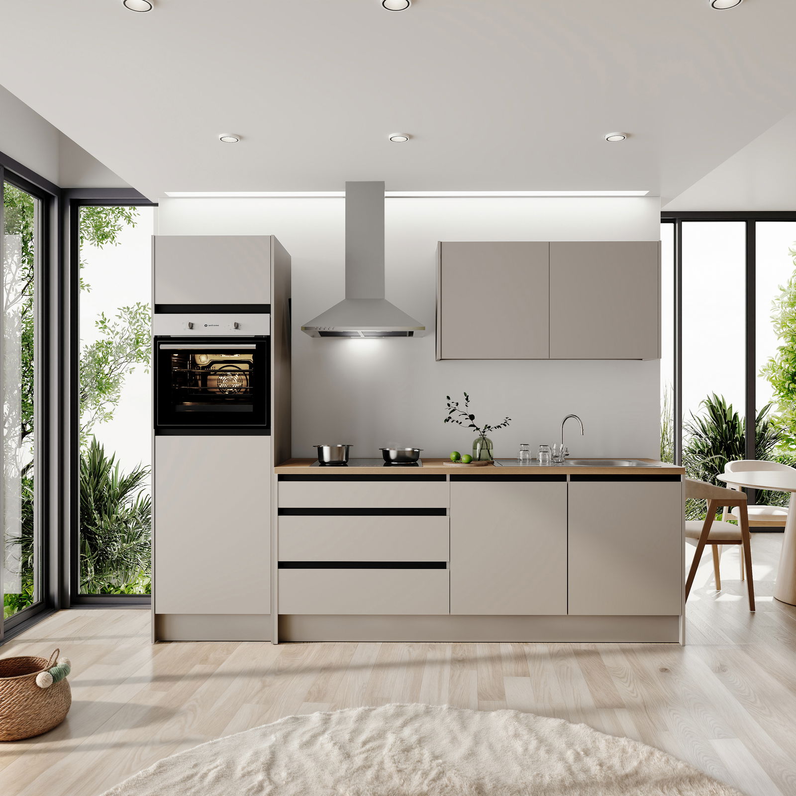 Moderne Küchenzeile mit integriertem Backofen, Dunstabzugshaube und Spüle, seitliche Perspektive mit Blick auf große Fenster und viel Tageslicht.