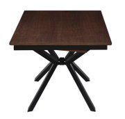 Donkerhouten eettafel met rechthoekig blad en zwart metalen kruispootonderstel, gefotografeerd van voren op ooghoogte tegen een witte achtergrond