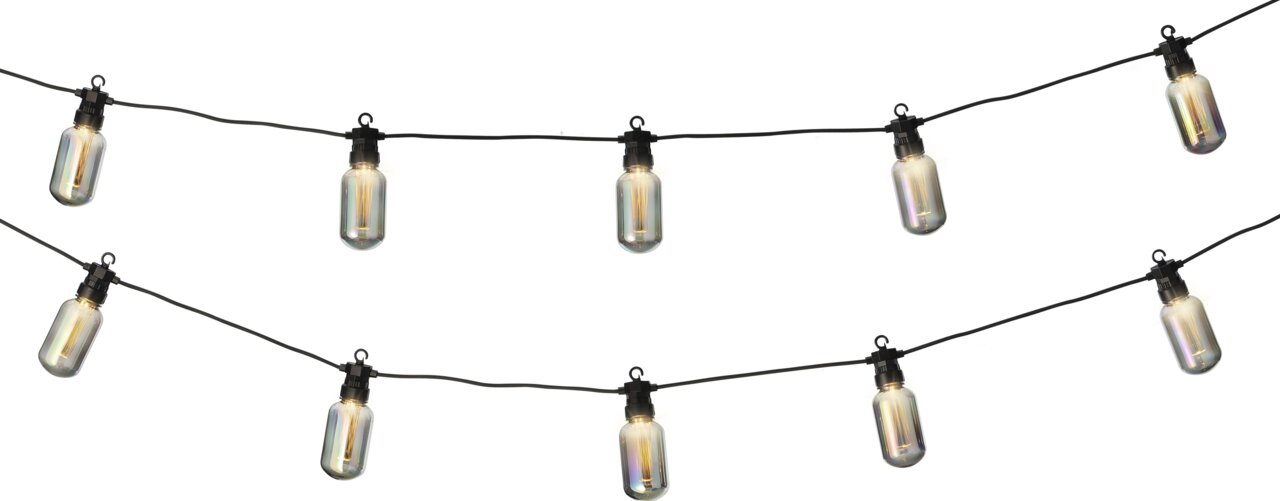 LED-Partybeleuchtung mit mehreren Glühbirnen an einer schwarzen Schnur, perspektivisch von vorne betrachtet.