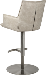 Beiger Barhocker mit gepolsterter Rückenlehne und Armlehnen, Bezug in Lederoptik, höhenverstellbares Metallgestell mit runder Bodenplatte, Seitenansicht von links