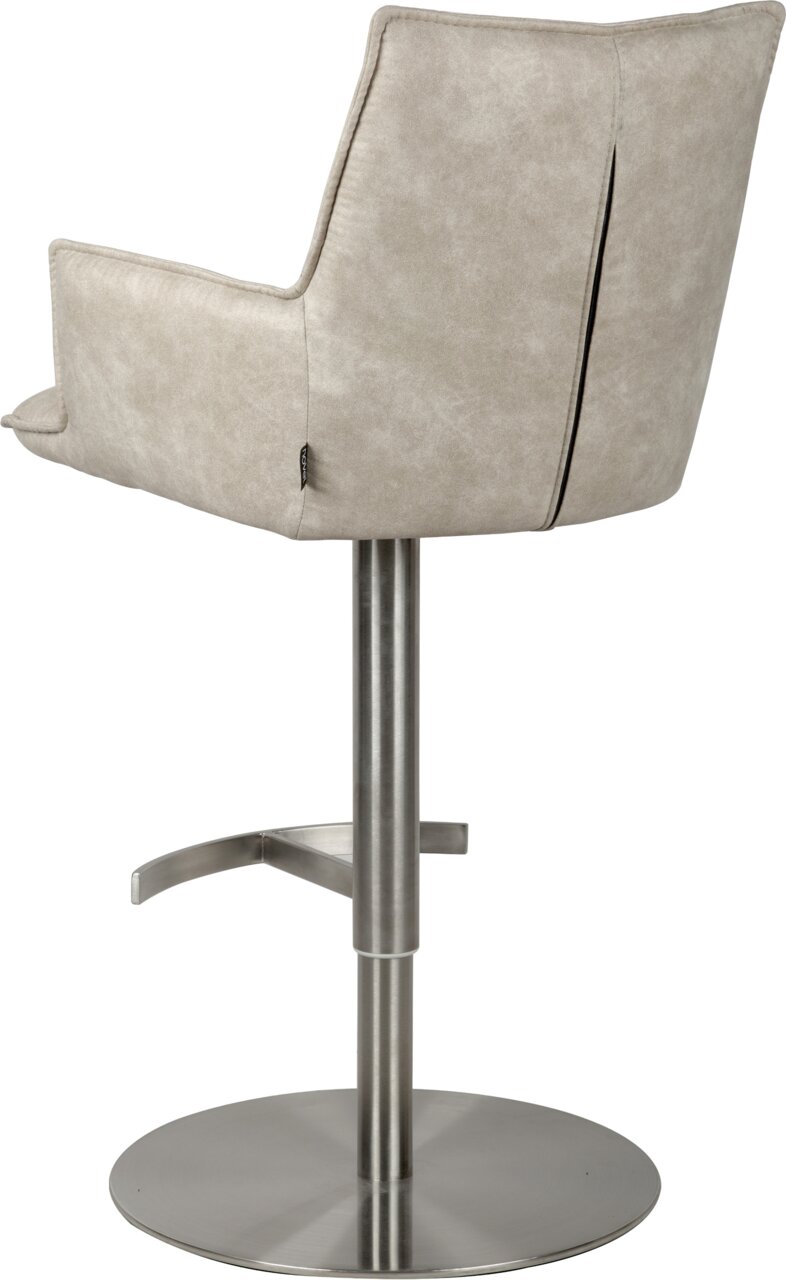 Beige barkruk met gestoffeerde rugleuning en armleuningen, bekleding in leerlook, in hoogte verstelbaar metalen onderstel met ronde voetplaat, zijaanzicht vanaf links