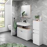 Modernes Badezimmer-Set mit Waschbecken, Spiegel und Schrank in einer hellen, minimalistischen Umgebung, seitliche Perspektive