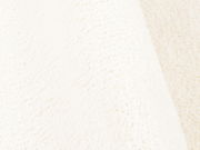 Nahaufnahme einer weichen, cremefarbenen Textur, die die Oberfläche eines Soft Dream Produkts zeigt.