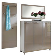 Garderoben-Set bestehend aus einem Spiegel, einem Schrank mit drei Türen und einer Wandgarderobe mit Haken und Stange, frontal abgebildet.
