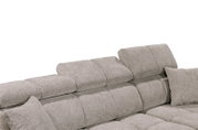 Graues Sofa mit verstellbaren Kopfstützen und Kissen, seitliche Perspektive