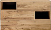 Houten dressoir/ladekast met natuurlijke houtnerf, vijf brede laden met zwarte grepen en twee open vakken linksboven en rechtsmidden, frontaal aanzicht.