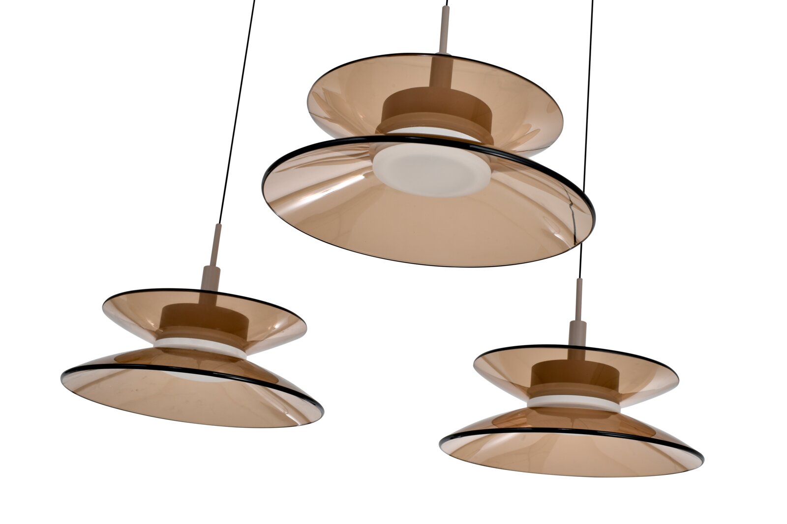 Drie moderne hanglampen met dubbele, transparant amberkleurige glazen schijven en witte lichtbron, gezien schuin van onderen tegen een witte achtergrond
