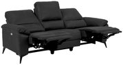 Dreisitzer-Sofa in dunklem Stoff mit ausgeklappten Fußstützen, seitliche Perspektive