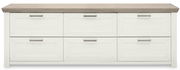 Frontale Ansicht eines weißen Sideboards mit sechs Schubladen und einer Holzplatte.