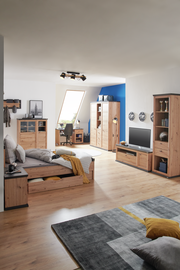 Gemütliches Schlafzimmer mit einem Holzbett 120x200 cm, umgeben von passenden Holzmöbeln, aus der Perspektive eines diagonalen Blicks in den Raum.