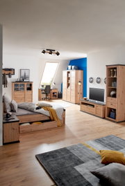 Een gezellige slaapkamer met een houten bed van 120 x 200 cm, omringd door bijpassende houten meubels, gezien vanuit een diagonaal perspectief.