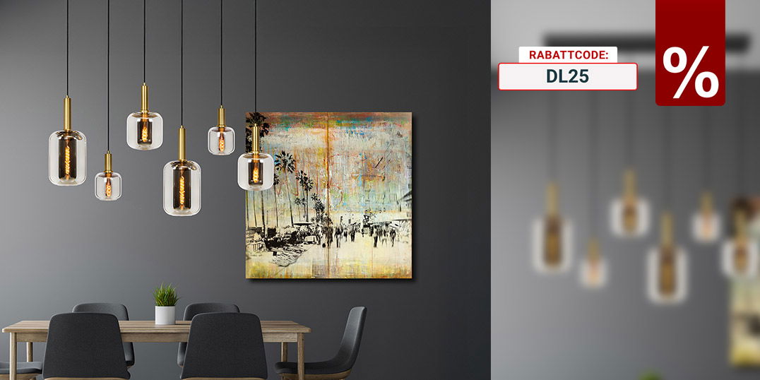 Moderne Esszimmer-Szene mit Holztisch, schwarzen Stühlen und gold-schwarzer Pendelleuchte im Designstil