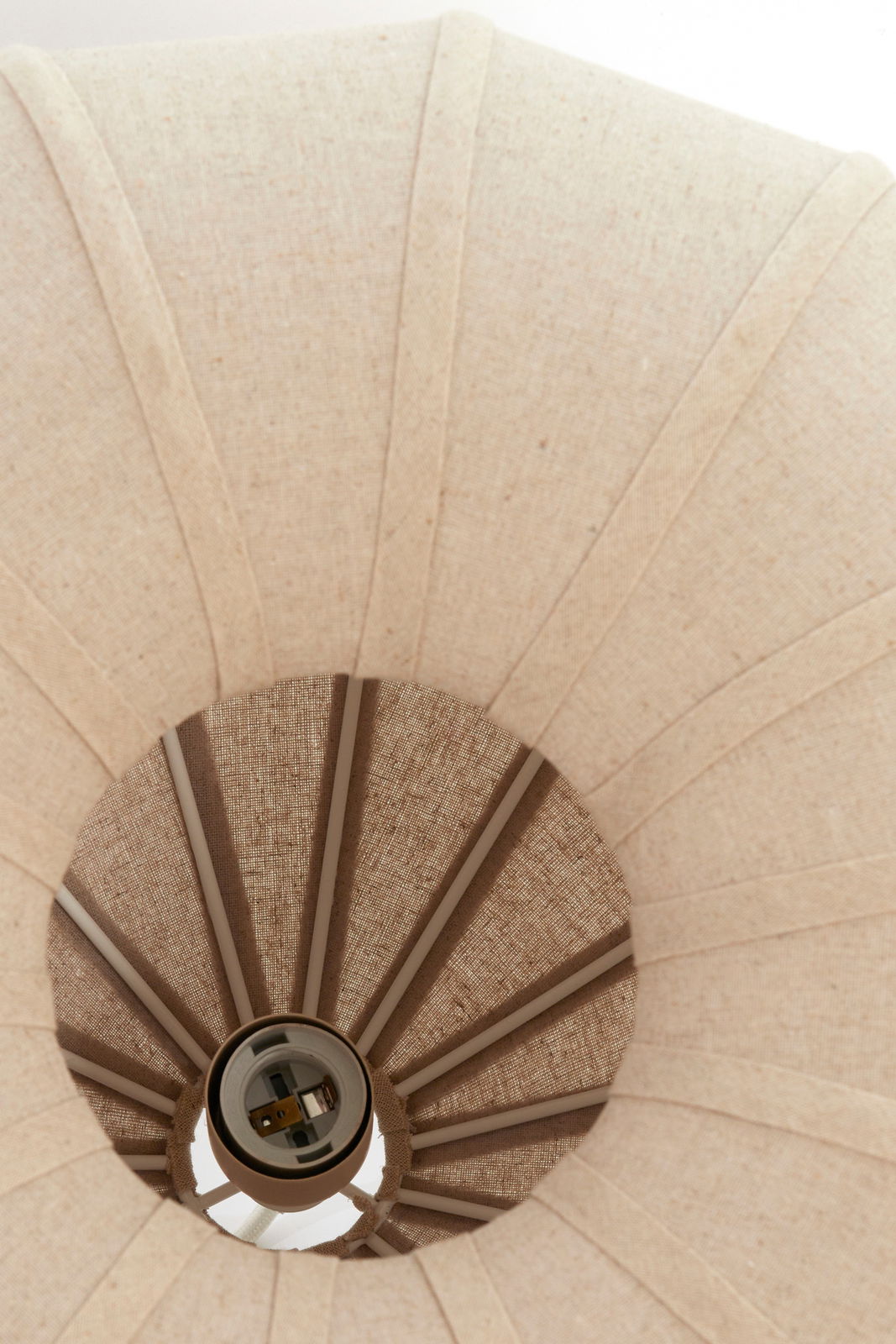 Ansicht von unten auf die Hängeleuchte ZUBEDA mit einem textilen Lampenschirm in natürlichem Beige.