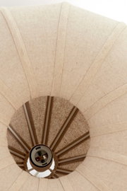 Ansicht von unten auf die Hängeleuchte ZUBEDA mit einem textilen Lampenschirm in natürlichem Beige.