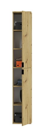 Schmaler Holzschrank mit teilweise geöffneter Tür, zeigt mehrere Regalböden mit Aufbewahrungsboxen und gefalteter Kleidung, seitliche Perspektive.