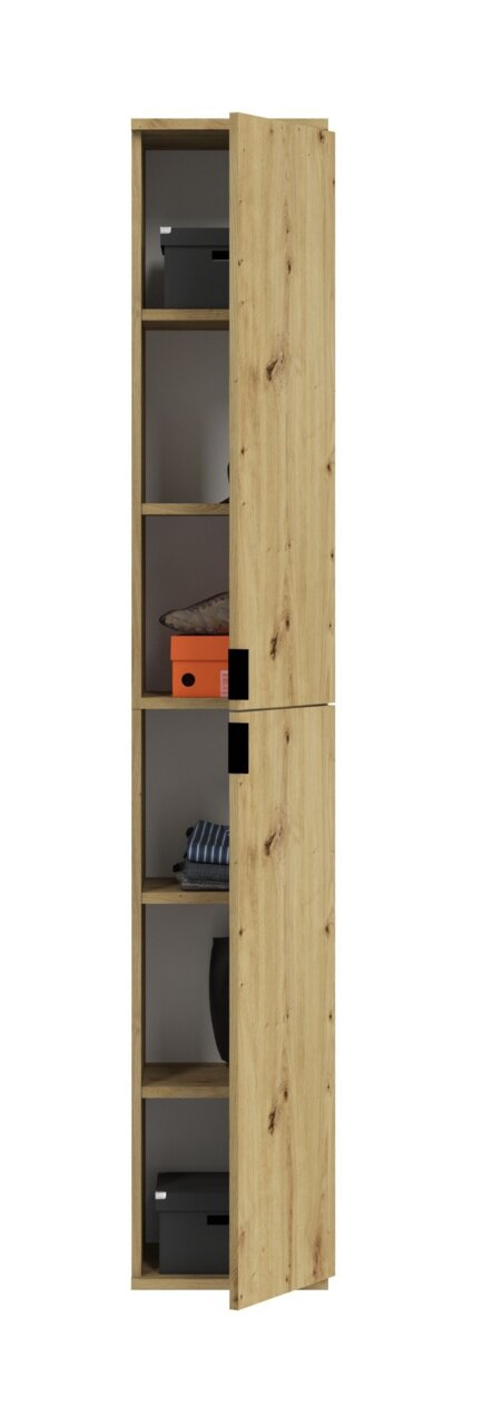 Schmaler Holzschrank mit teilweise geöffneter Tür, zeigt mehrere Regalböden mit Aufbewahrungsboxen und gefalteter Kleidung, seitliche Perspektive.