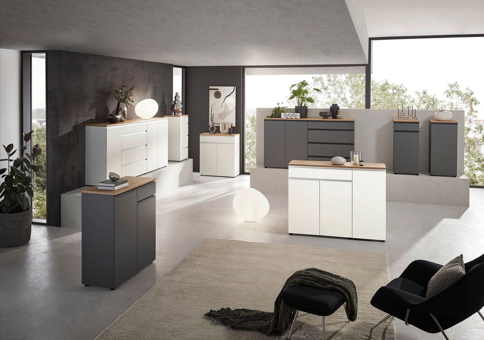 Dieter Knoll Combinatiecommode LENDINA Moderne Wohnzimmereinrichtung mit verschiedenen Kommoden in Weiß und Grau, fotografiert aus einer leicht erhöhten Perspektive. Die Kommoden sind mit Dekorationsgegenständen wie Pflanzen und Lampen geschmückt.