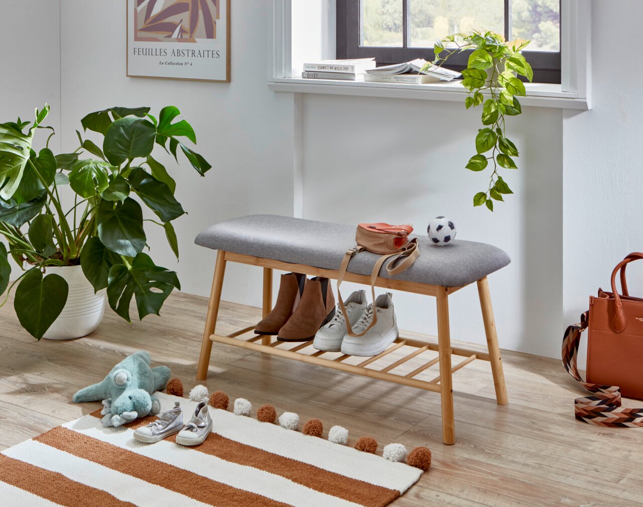 MID.YOU Sitzbank SMALL Gepolsterte Sitzbank mit grauem Stoffbezug und Holzgestell mit Schuhablage im Flur, seitliche Perspektive auf das Produkt