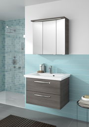 Moderner Badblock mit Spiegelschrank und Waschbecken aus der Frontalperspektive, umgeben von blauen Fliesen.